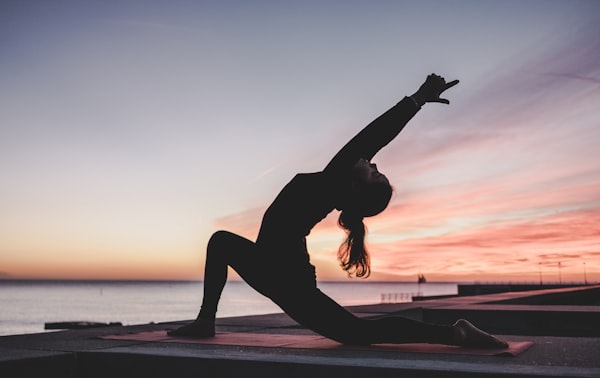 Alunos em posição de treino no tatame